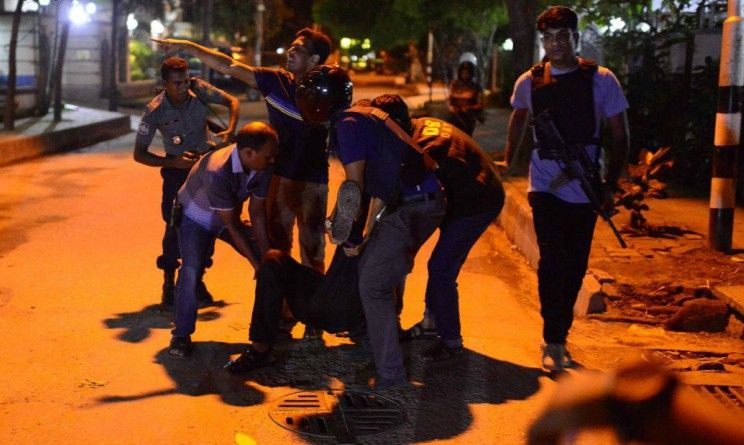 Isis colpisce in Bangladesh: blitz jihadisti in ristorante Dacca, oltre 24 vittime