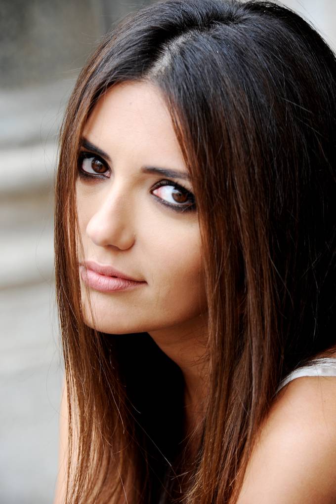 Shopping sfrenato fingendosi Serena Rossi di "Un posto al sole"