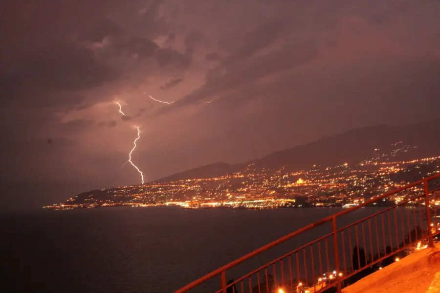 Imperia, fulmine colpisce donne durante escursione