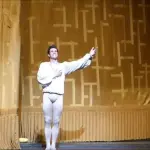 Roberto Bolle al Metropolitan di New York: fan gli lancia peluche