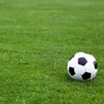 Bimbo gioca a pallone e muore per scheggia vetro: arteria femorale recisa