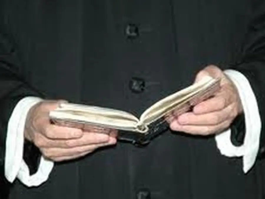 Prete brindisino arrestato per abusi su minorenne