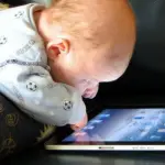 Bimbi e ragazzi insonni per smartphone a letto: i giovani dormono poco