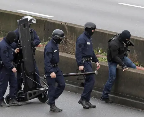 Parigi: poliziotti uccisi da combattente Isis, figlio salvo
