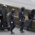 Parigi: poliziotti uccisi da combattente Isis, figlio salvo