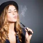 Svapare sigarette elettroniche porta giovani a fumare classiche 'bionde'