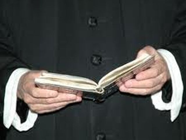 Prete brindisino arrestato per abusi su minorenne