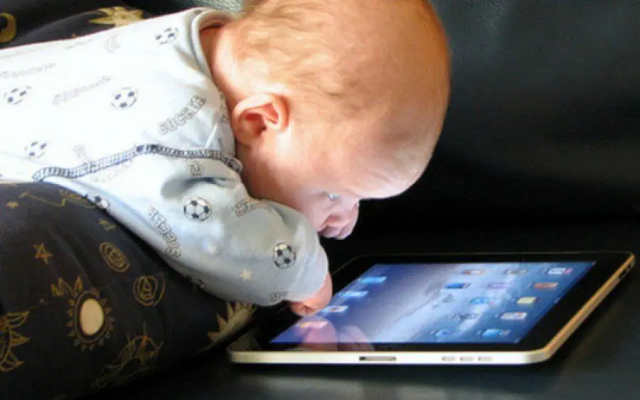 Bimbi e ragazzi insonni per smartphone a letto: i giovani dormono poco