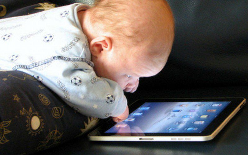 Bimbi e ragazzi insonni per smartphone a letto: i giovani dormono poco