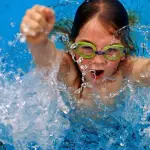 Piscine pericolose: cloro e scarti generano derivati tossici