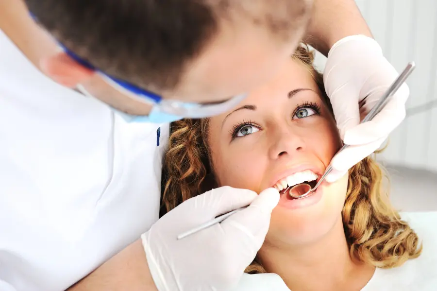 Dal dentista per curare i denti ed eliminare le rughe