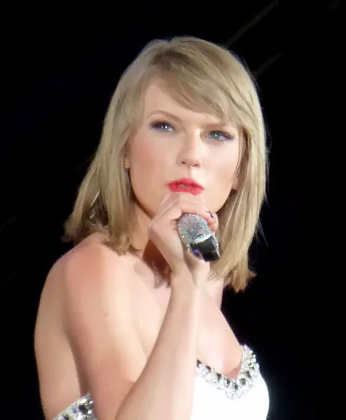 Taylor Swift stupisce coppia di sposi e canta 