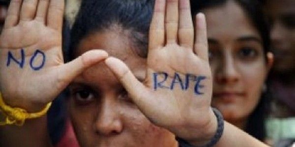 India, minore stuprata e uccisa: poliziotti non indagano dopo denuncia