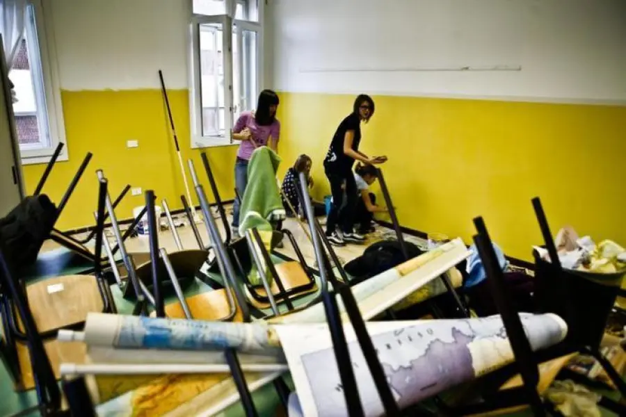 Gioia Tauro, cadono pezzi di intonaco in classe: studentesse ferite