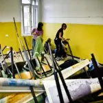 Gioia Tauro, cadono pezzi di intonaco in classe: studentesse ferite