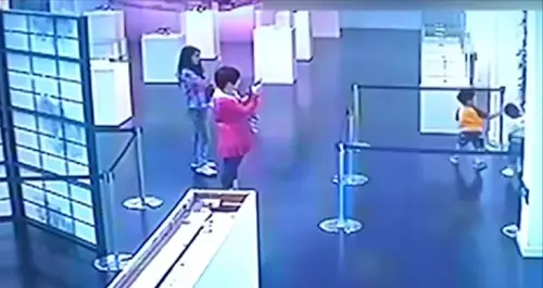 Shanghai: madre ride e immortala figli che distruggono opera d'arte