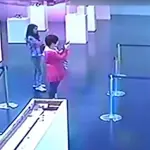 Shanghai: madre ride e immortala figli che distruggono opera d'arte