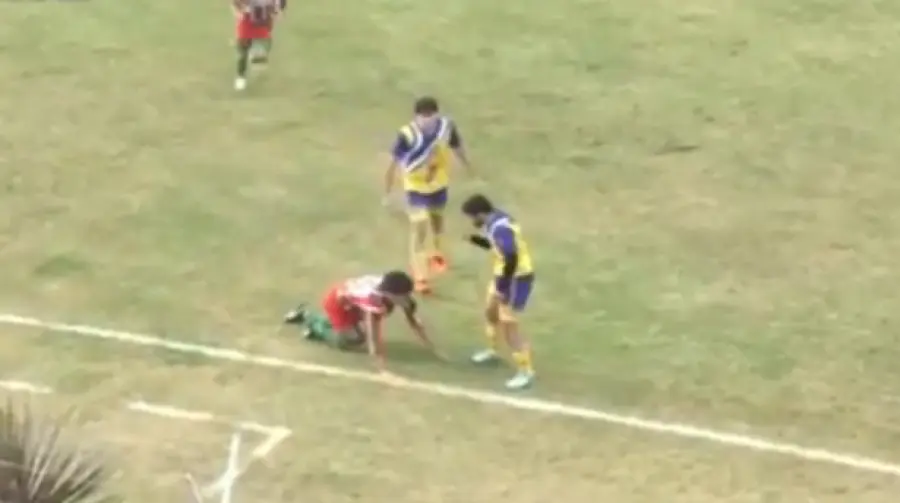 Argentina, calciatore muore in campo dopo scontro con avversario