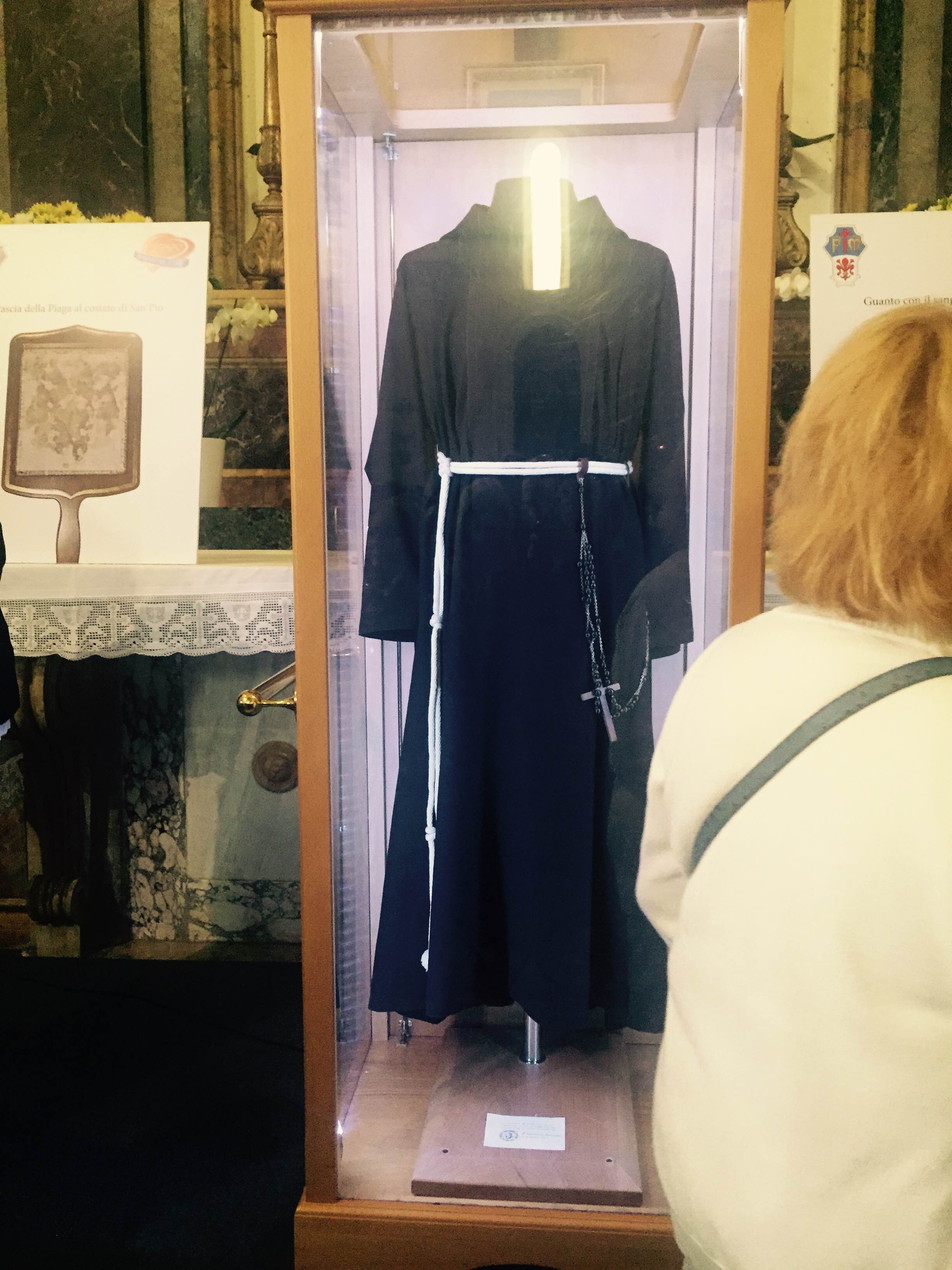 L'emozione di fronte alle Reliquie di San Pio, in Tour in Toscana