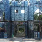 Case di bottiglie di plastica a Panama: progetto eco-friendly