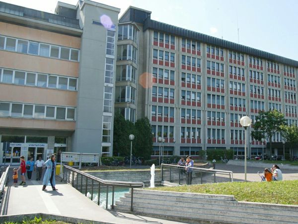 Medici e infermieri che giocano sulla pelle dei pazienti con cannule