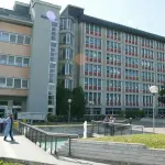 Medici e infermieri che giocano sulla pelle dei pazienti con cannule