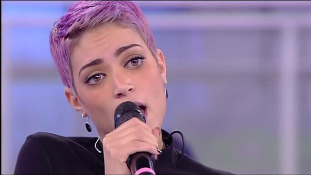 Elodie Stona Alle Prove Generali E Va In Crisi, Emma le dà forza