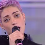 Elodie Stona Alle Prove Generali E Va In Crisi, Emma le dà forza