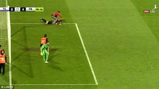 Calcio turco: arbitro aggredito da tifoso Trabzonspor