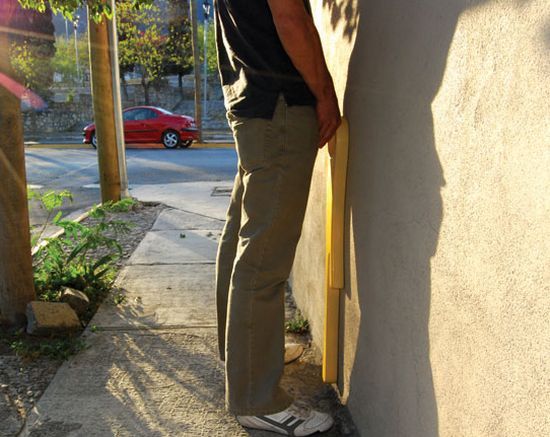 Eboli, rimprovera giovane che urina contro muro: picchiato