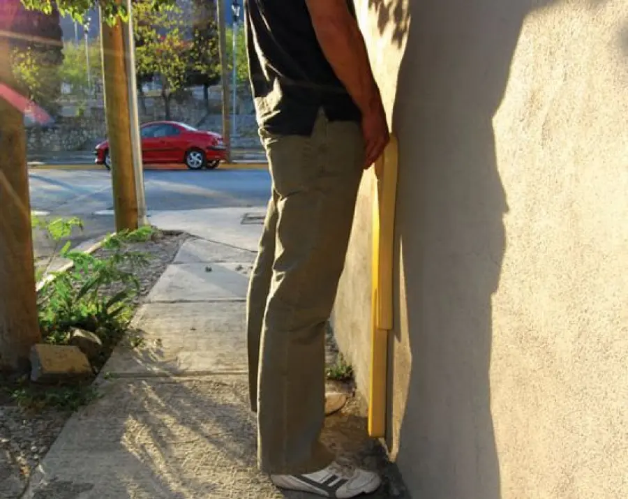 Eboli, rimprovera giovane che urina contro muro: picchiato