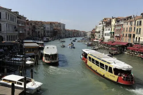 Venezia, studentessa in gita scolastica cade in acqua