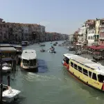 Venezia, studentessa in gita scolastica cade in acqua