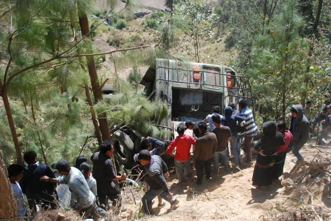 Guatemala: autobus finisce in scarpata, volo di 50 metri