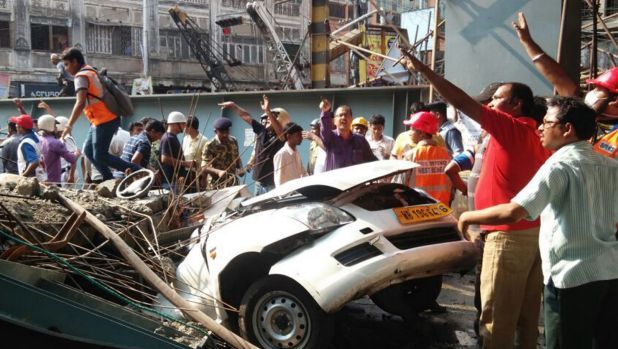 India, cavalcavia crolla: si scava tra le macerie