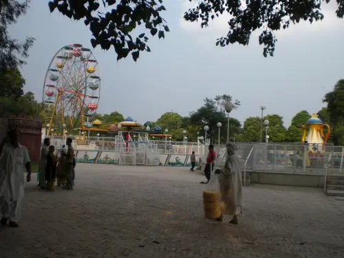 Pasqua tragica in Pakistan: kamikaze si fa esplodere al Gulshan-e-Iqbal Park