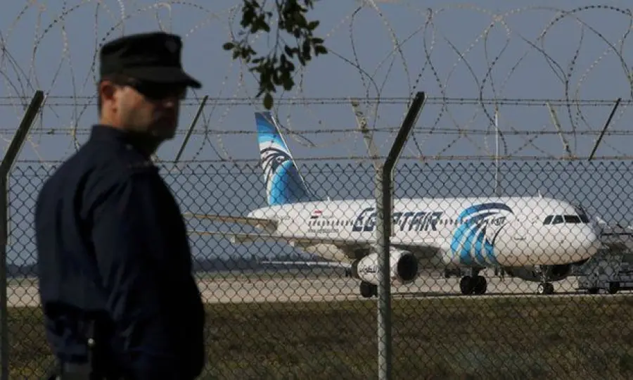 Volo Egypt Air dirottato a Cipro: annuncio su Twitter