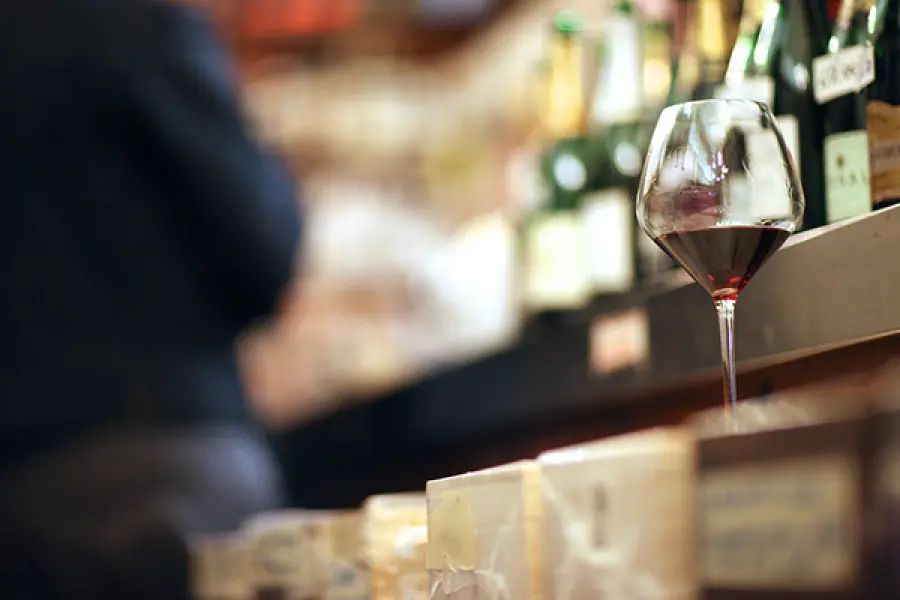 Vino rosso: due bicchieri e mezzo al giorno fanno bene al cervello