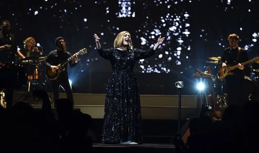 Adele canta "Make you feel my love" per vittime attentati a Bruxelles