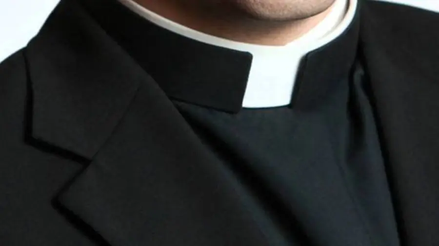 Milano, Sacerdote Violenta Bimbe al Corso di Battesimo