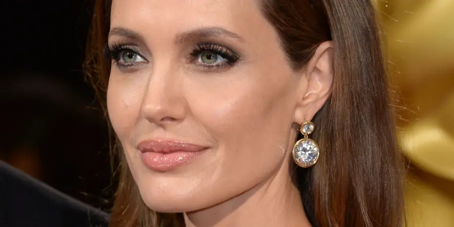 Angelina Jolie: dall'autolesionismo all'aiuto umanitario, sempre più gelosa del suo Brad!