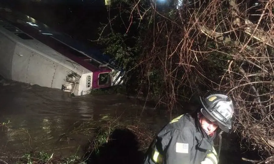 California, Treno Deraglia per Albero sui Binari. Vagoni nel Fiume