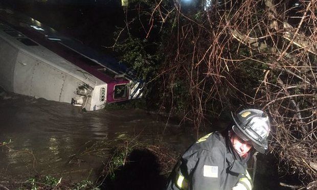 California, Treno Deraglia per Albero sui Binari. Vagoni nel Fiume