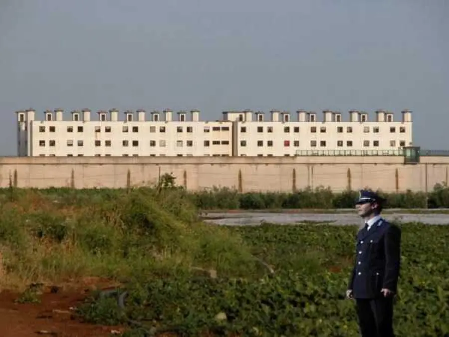 Velletri, Droga e Cellulari ai Detenuti: 14 Arresti