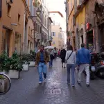 Roma: Incendio Killer in Via del Governo Vecchio, Anziano Avvolto dalle Fiamme