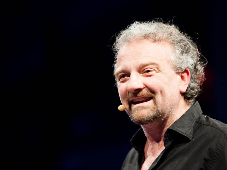 "Non E' un Paese per Giovani": Giovanni Veronesi Narra Esodo Ragazzi Italiani