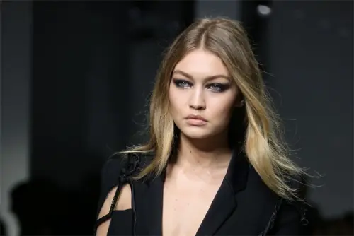 Gigi Hadid: Seno al Vento alla Milano Fashion Week
