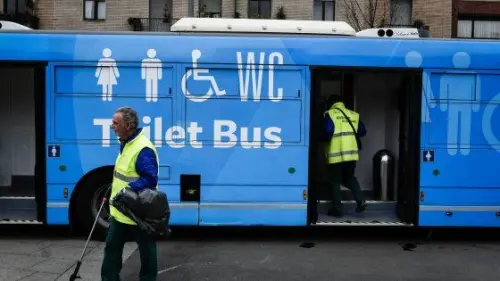 Toilet Bus Debutta a Milano: Autobus con WC, Lavandini e Fasciatoio