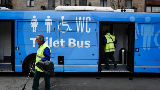 Toilet Bus Debutta a Milano: Autobus con WC, Lavandini e Fasciatoio