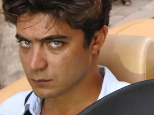 Malore per Riccardo Scamarcio: Ricoverato a Cassino, Troppo Stanco